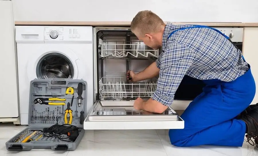 Söğütlü Liebherr servisi teknisyen ekibi beyaz eşya tamiri yaparken